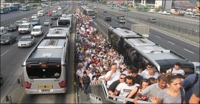 Metrobüs Kuyukları İstanbul'da Vatandaşı Bezdirdi