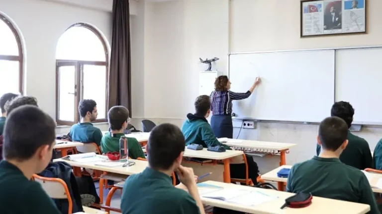 Liselerde Devrim Gibi Değişiklik! Zorunlu Eğitim Süresi Kısalıyor mu? İşte Masadaki 3 Yeni Model