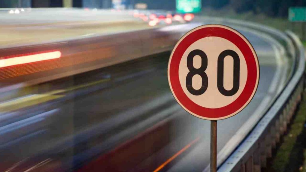 Karayollarında Hız Sınırı Düzenlemesi: 1 Eylül'de Yeni Dönem Başlıyor! 4 Karayollarında Hız Sınırı Düzenlemesi: 1 Eylül'de Yeni Dönem Başlıyor!