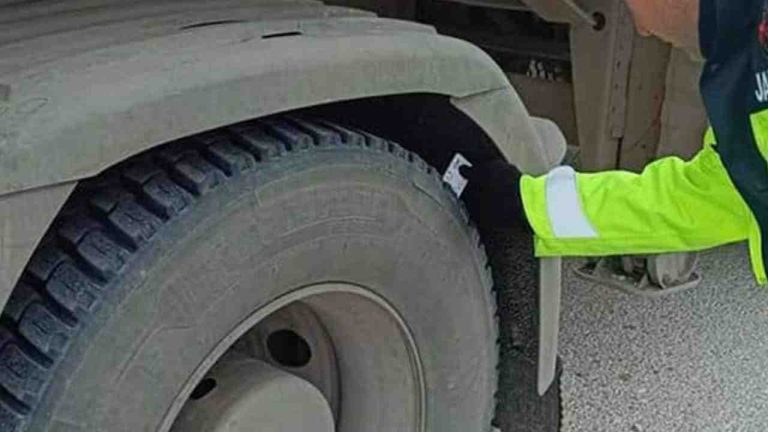 Kış Lastiği Zorunluluğu Başladı! Takmayanlara 5.856 TL Ceza Kesilecek