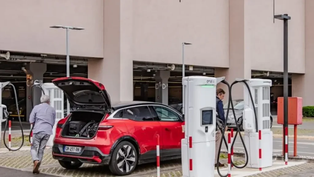 Renault Kasım 2025 Fiyat Listesi ve Kampanyalar: Clio, Taliant, Megane, Austral ve Captur Modellerinde Güncel Fiyatlar 3 Renault Megane E Tech Kasim 2025 fiyati – elektrikli otomobil sarjda