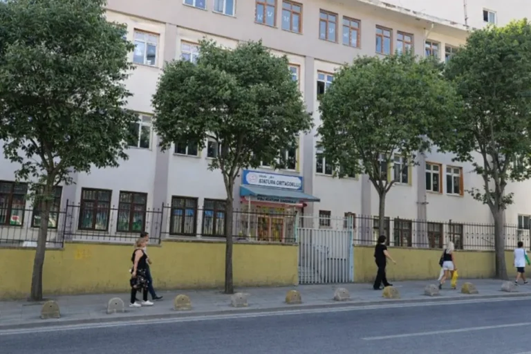 Şişli Atatürk Ortaokulu Nerede? Nasıl Gidilir? (2026 Güncel Ulaşım Rehberi)