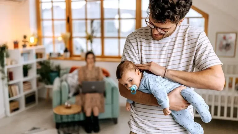 Doğum İzni 24 Haftaya Çıkarıldı: Babalık İzni 10 Gün Oldu!