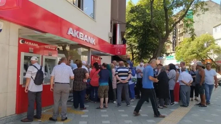 Akbank’ta Emekliler İçin Süre Daralıyor! 15 Bin TL Ödeme 30 Eylül’de Sona Eriyor