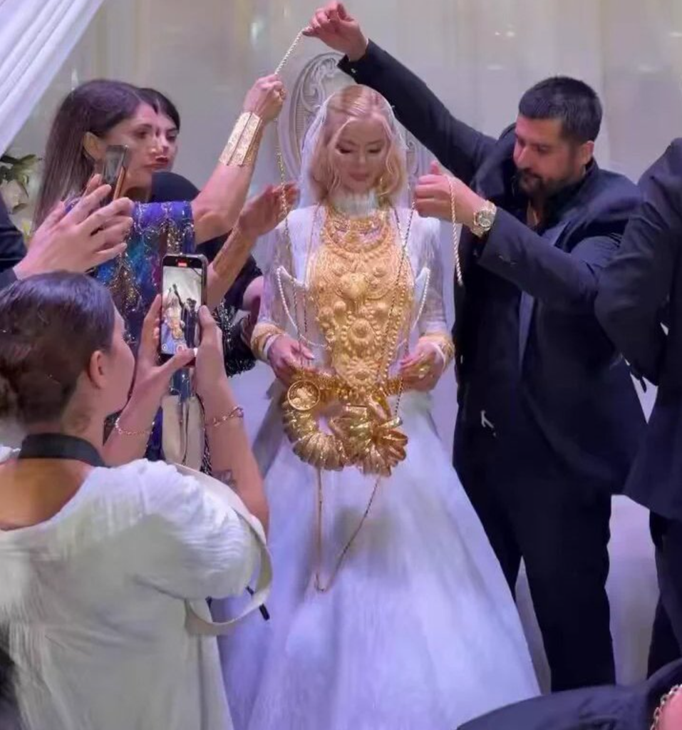 Nişanında Çok Konuşulmuştu! Çağla Öz’ün Düğününde Bu Kez Altın Takacak Yer Kalmadı 1 image 26