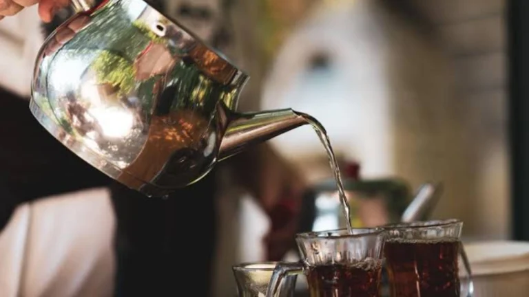 Çay Neden Acı ve Bulanık Olur? Tavşan Kanı Dem İçin 5 Püf Noktası