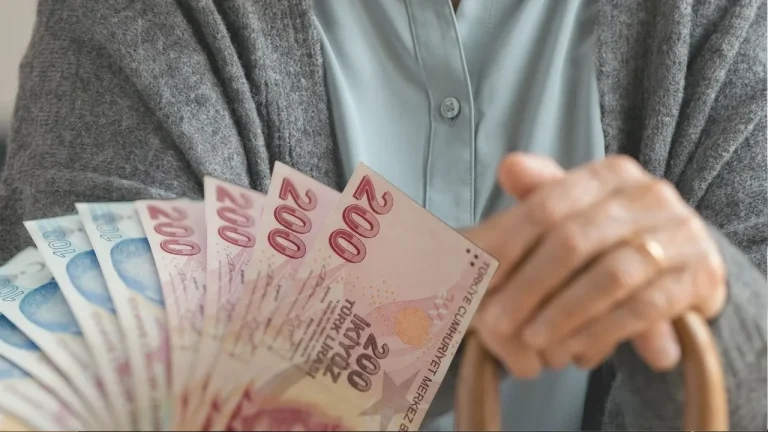 Emekliler İçin 4 Teklif TBMM’de! Tatil Desteği, İntibak ve Yılda 4 İkramiye